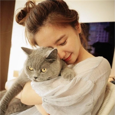 qq女生头像半边脸黑白图片