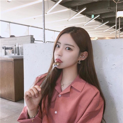 qq女生头像半边脸黑白图片