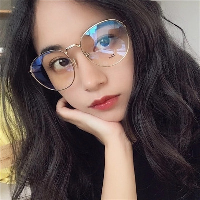 qq女生头像半边脸黑白图片