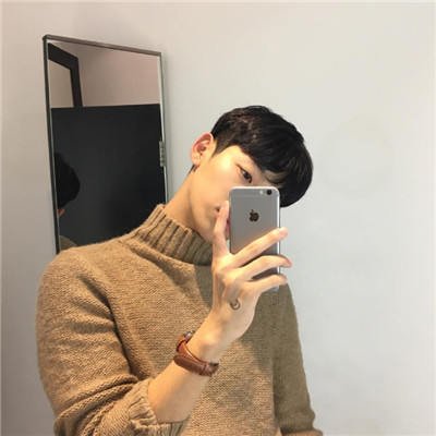 简单帅气男生挂自己表妹当头像