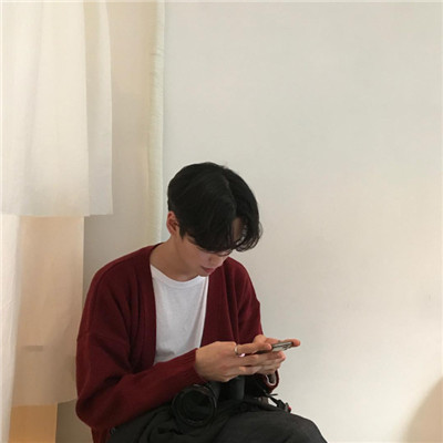 简单帅气男生挂自己表妹当头像图片