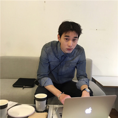 简单帅气男生挂自己表妹当头像图片