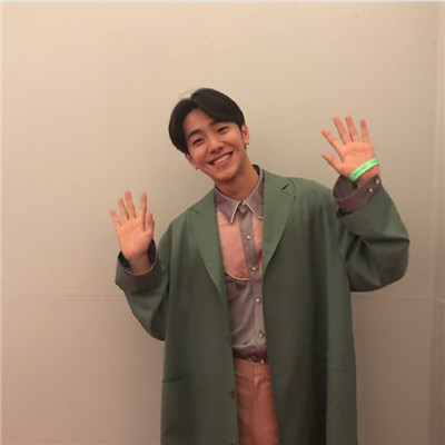 简单帅气男生挂自己表妹当头像图片