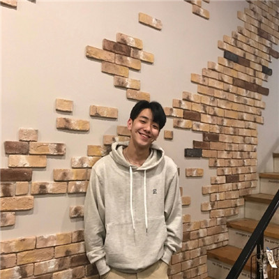 简单帅气男生挂自己表妹当头像图片
