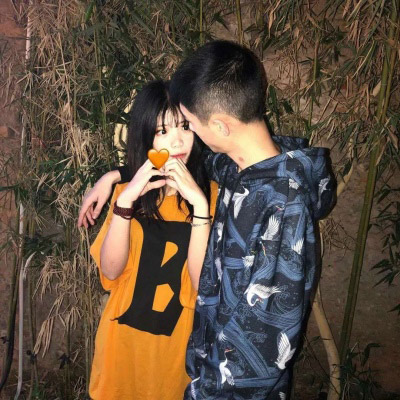 黄色情侣头像一左一右 穿黄颜色衣服系列