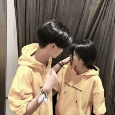 黄色情侣头像一左一右 穿黄颜色衣服系列