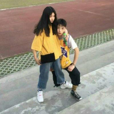 黄色情侣头像一左一右 穿黄颜色衣服系列