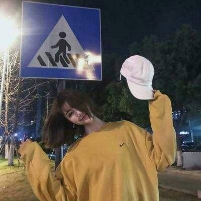 黄色情侣头像一左一右 穿黄颜色衣服系列