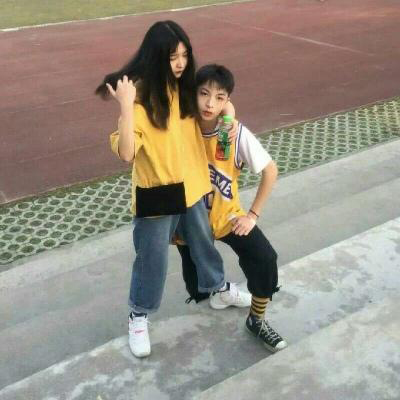 黄色情侣头像一左一右 穿黄颜色衣服系列