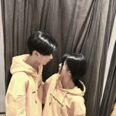 黄色情侣头像一左一右 穿黄颜色衣服系列