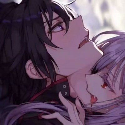 骚一点的二次元情头一对两张 漫画情侣床上头像