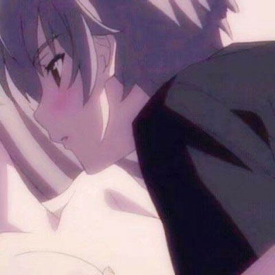 骚一点的二次元情头一对两张 漫画情侣床上头像