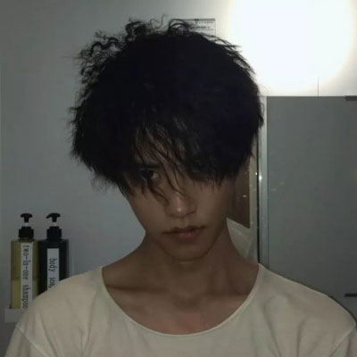 男生伤感孤独头像 失恋版寂寞背影图