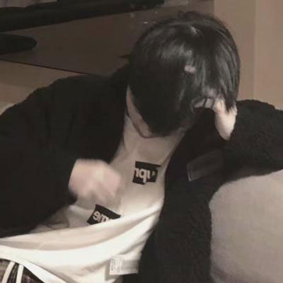 男生伤感孤独头像 失恋版寂寞背影图