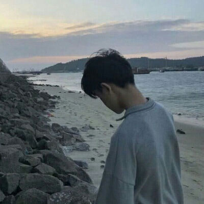 看海头像 男生孤单看海背影唯美图片
