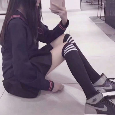 中学生细腿照 初中漂亮筷子腿细腿女生图片