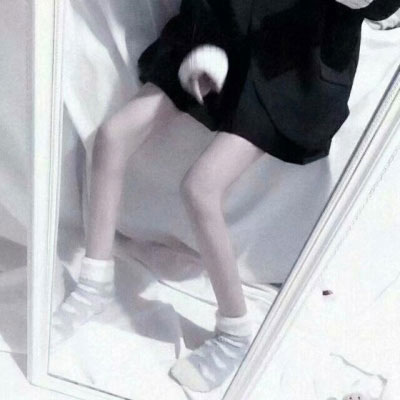 中学生细腿照 初中漂亮筷子腿细腿女生图片