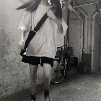 细腿少女图片 初中漂亮细腿女生图片