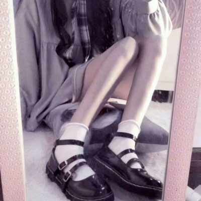 细腿女生一览 少女图片头像唯美真人在床上