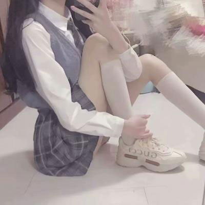细腿女生一览 少女图片头像唯美真人在床上