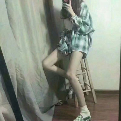 细腿女生一览 少女图片头像唯美真人在床上