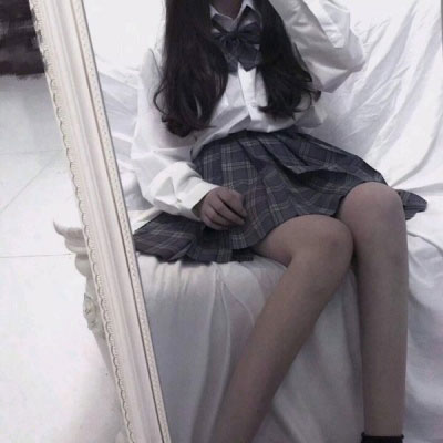 细腿女生一览 少女图片头像唯美真人在床上