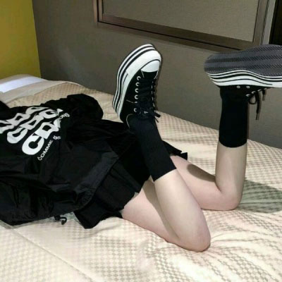 细腿女生一览 少女图片头像唯美真人在床上