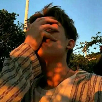 遮脸头像男 拿手机或手挡脸男生图片