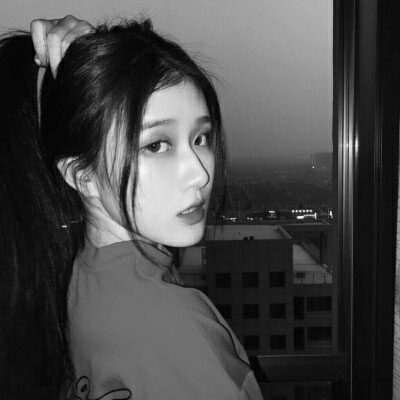 黑白女头像伤感高冷图片