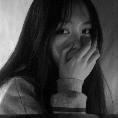 黑白女头像伤感高冷图片