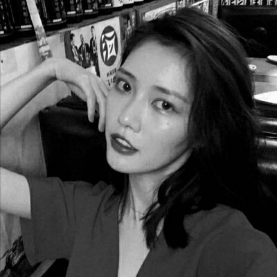 黑白女头像伤感高冷图片