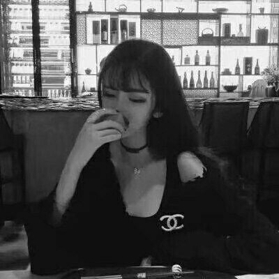 黑白女头像伤感高冷图片