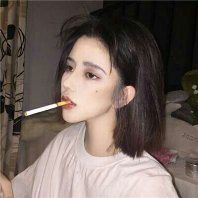 抽烟女头像高冷霸气型 吸烟头像女生图片大全