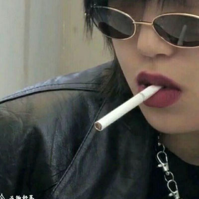 抽烟女头像高冷霸气型 吸烟头像女生图片大全