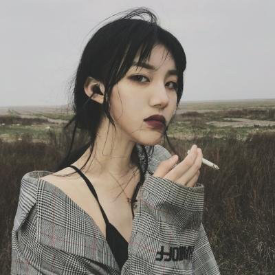 抽烟女头像高冷霸气型 吸烟头像女生图片大全