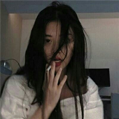 抽烟女头像高冷霸气型 吸烟头像女生图片大全