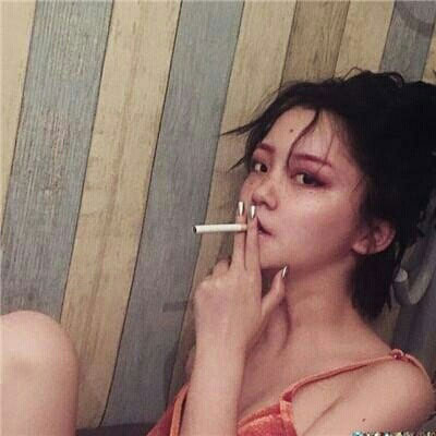 抽烟女头像高冷霸气型 吸烟头像女生图片大全