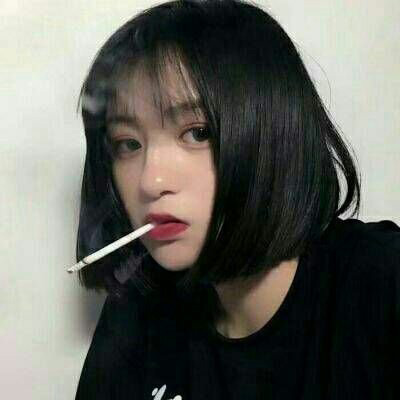 抽烟女头像高冷霸气型 吸烟头像女生图片大全