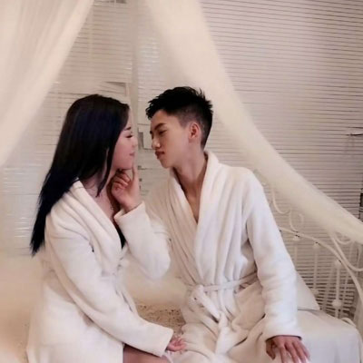 接吻缠绵暧昧情头 男女上下接吻暧昧头像