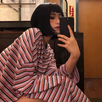 拿手机遮脸女生头像 长发可爱手机遮脸女生图片
