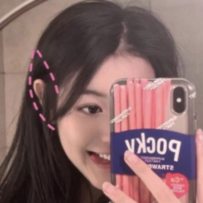 拿手机遮脸女生头像 长发可爱手机遮脸女生图片