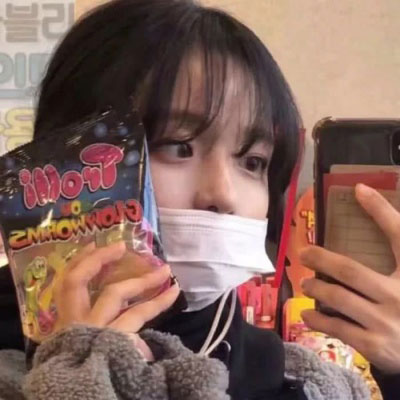 拿手机遮脸女生头像 长发可爱手机遮脸女生图片