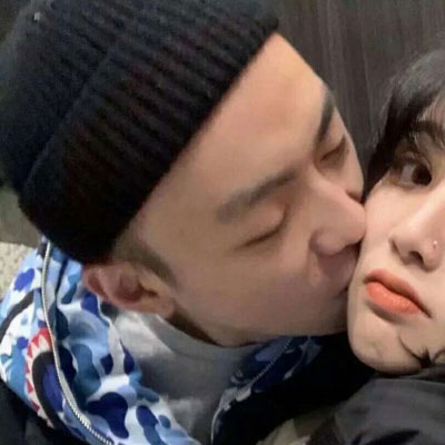 情侣头像双人亲吻一对 真人一人一半接吻