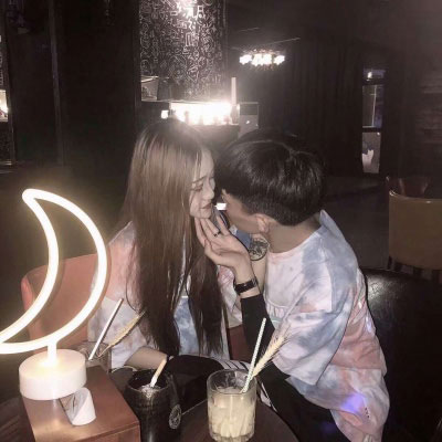 情侣头像双人亲吻一对 真人一人一半接吻
