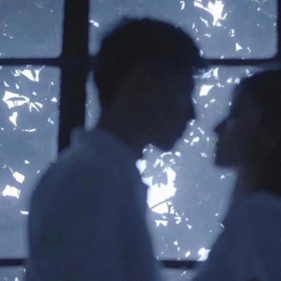 情侣头像双人亲吻一对 真人一人一半接吻