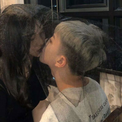 情侣头像双人亲吻一对 真人一人一半接吻