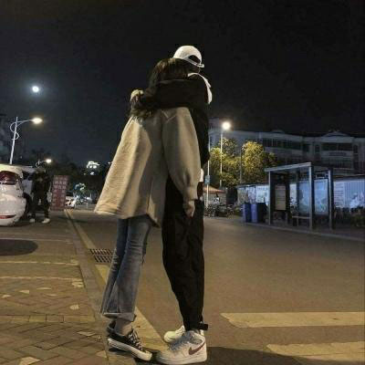 情侣头像双人亲吻一对 真人一人一半接吻