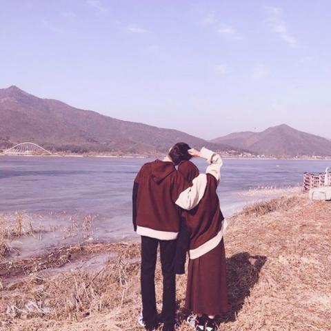 情侣头像背影海边 在海边看海情侣头像一人一半唯美