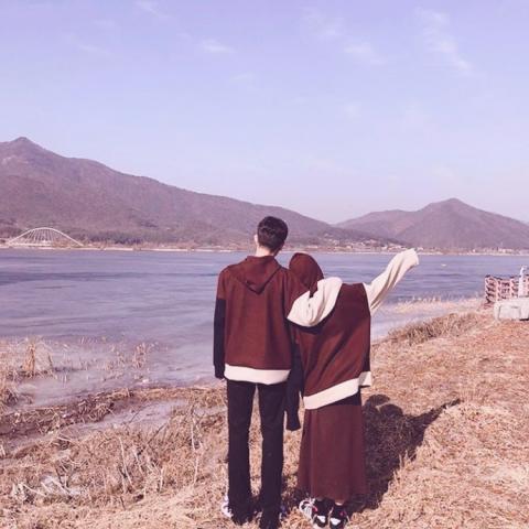 情侣头像背影海边 在海边看海情侣头像一人一半唯美