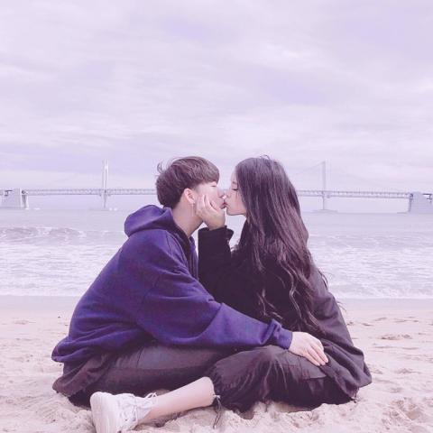 情侣头像背影海边 在海边看海情侣头像一人一半唯美